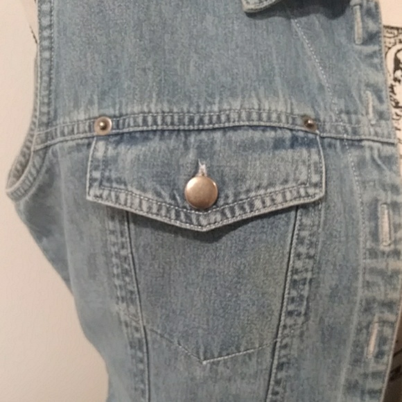 Jean vest with front pockets with button decor - Picture 2 of 7